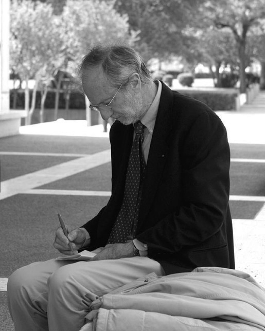 Renzo Piano en el porche oeste del Kahn Building, 2008. Fotografía por Robert LaPrelle. © Renzo Piano Building Workshop.
