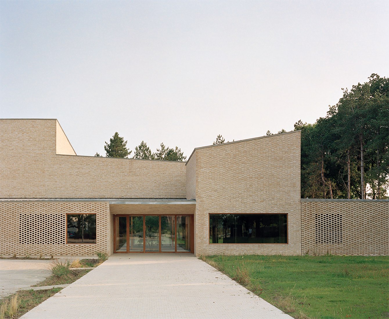 Pierres Blanches Cultural center by RAUM architects. Photograph by Audrey Cerdan.