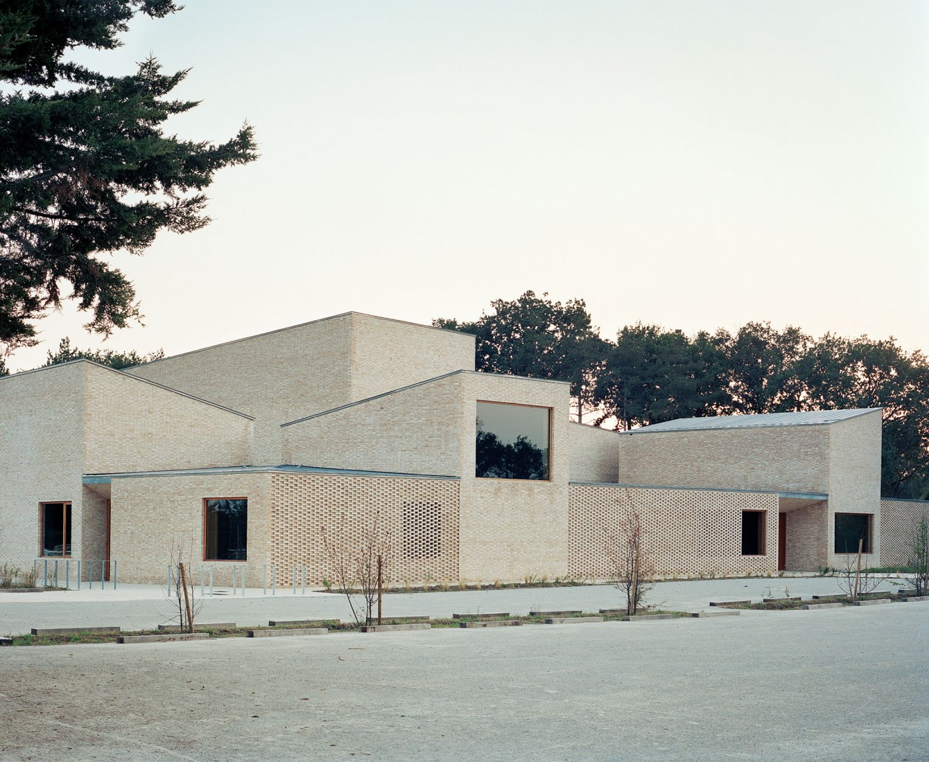 Pierres Blanches Cultural center by RAUM architects. Photograph by Audrey Cerdan.