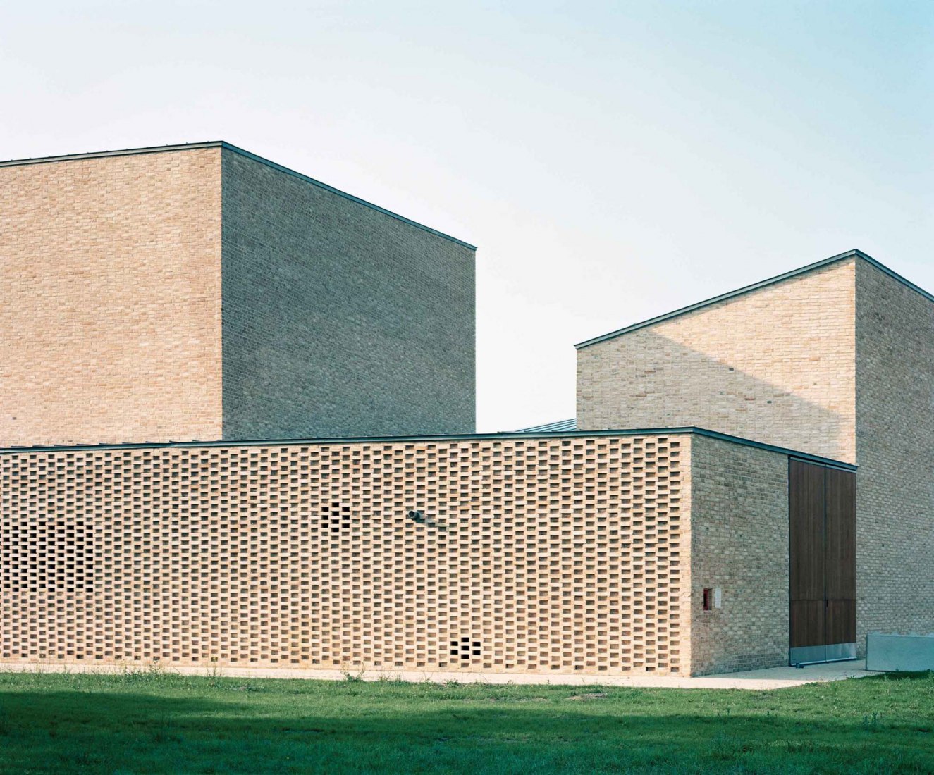 Façade. Pierres Blanches Cultural center by RAUM architects. Photograph by Audrey Cerdan.