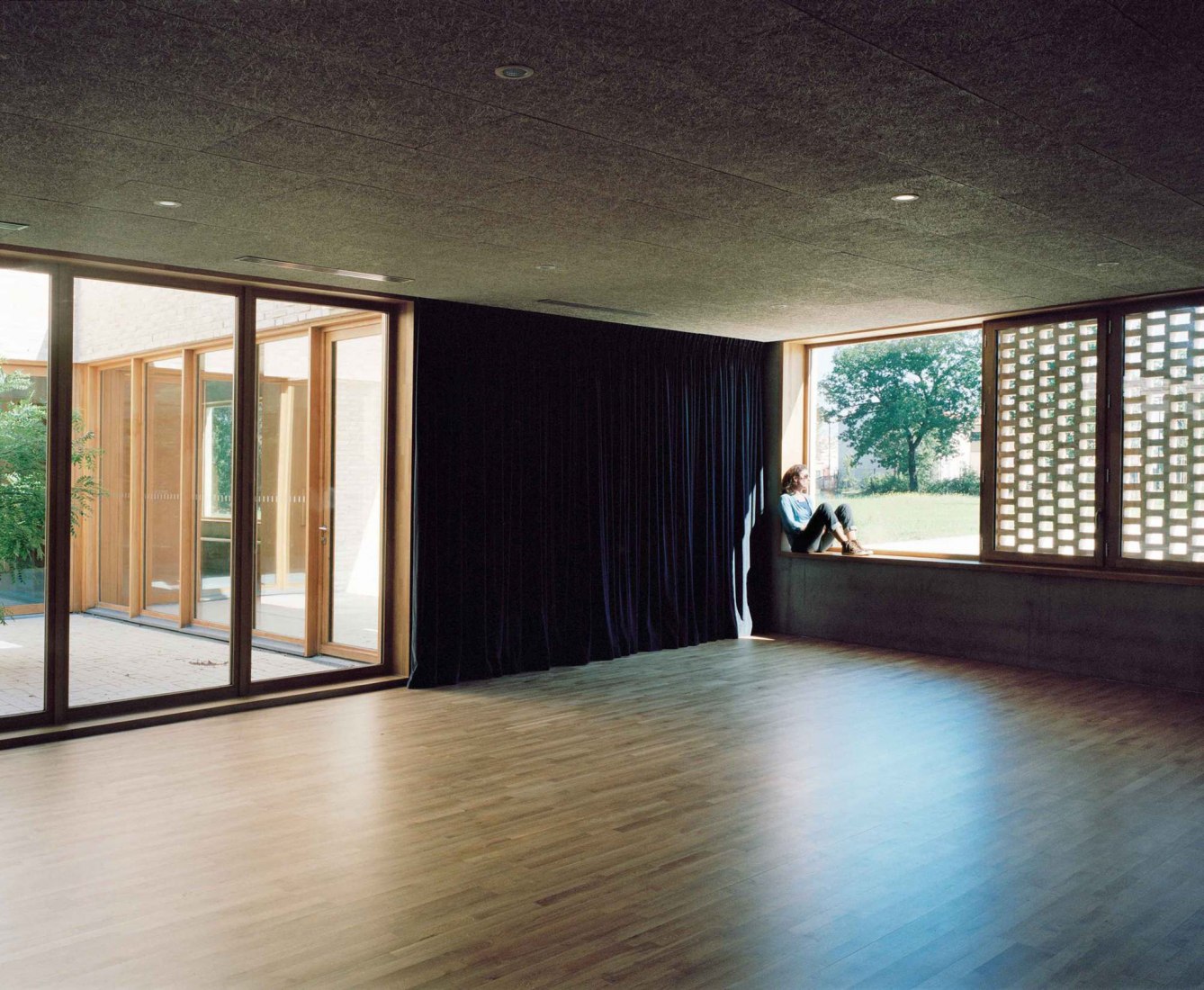 Dance studio. Pierres Blanches Cultural center by RAUM architects. Photograph by Audrey Cerdan.