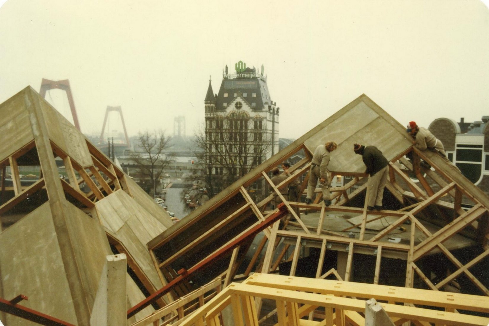 Construcción. Kubuswoningen por Piet Blom. Fotografía cortesía de Kijk-Kubus Archief