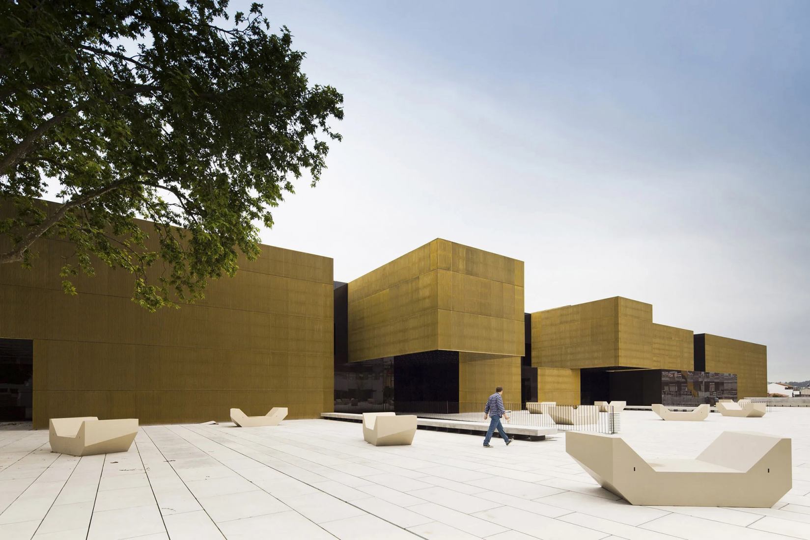 Plaza de acceso. Plataforma de las Artes y la Creatividad por Pitágoras. Fotografía por João Morgado﻿.