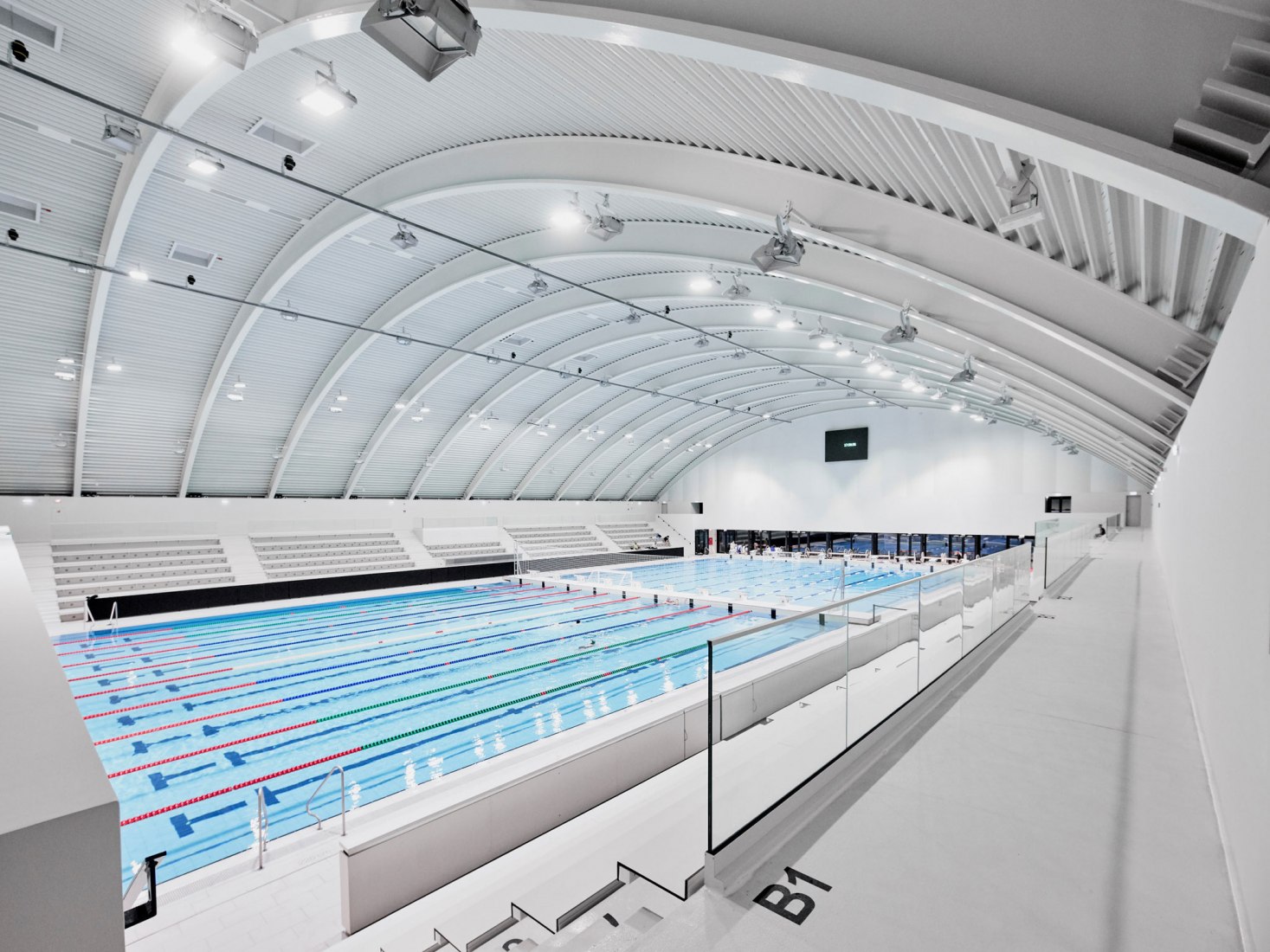 Piscina pública en Budapest por Plant-Atelier Péterkis Kft y Tecton Kft. Fotografía por Zsolt Batár