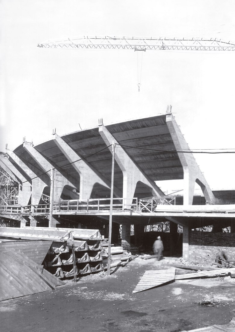 Tribuna curva sur en construcción, 1958 (archivo CONI). 