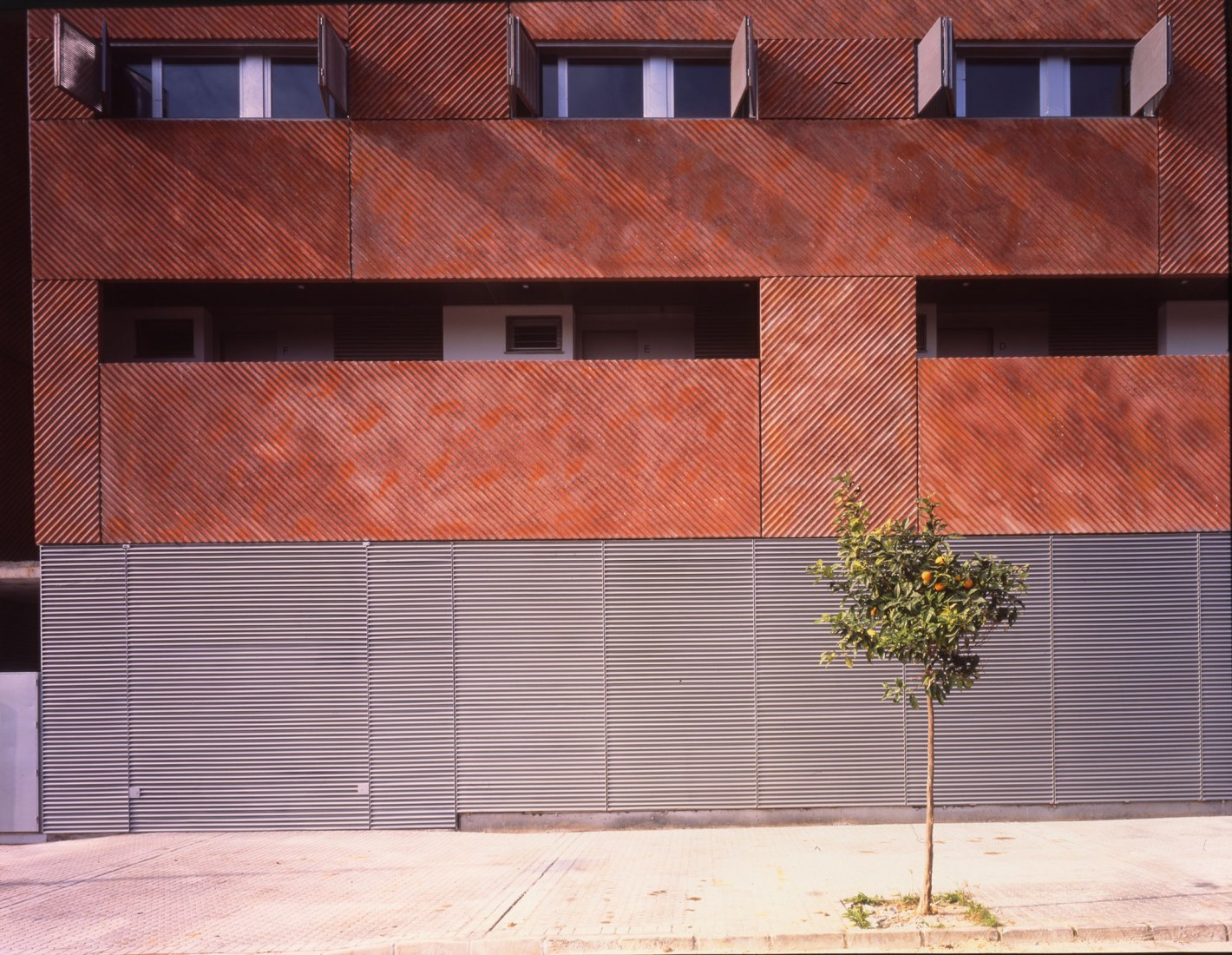 Proyecto de la participación en el concurso Europan en el 95’, Sevilla. Imagen cortesía de Itinerant Office. Fotografía Luis Asin.