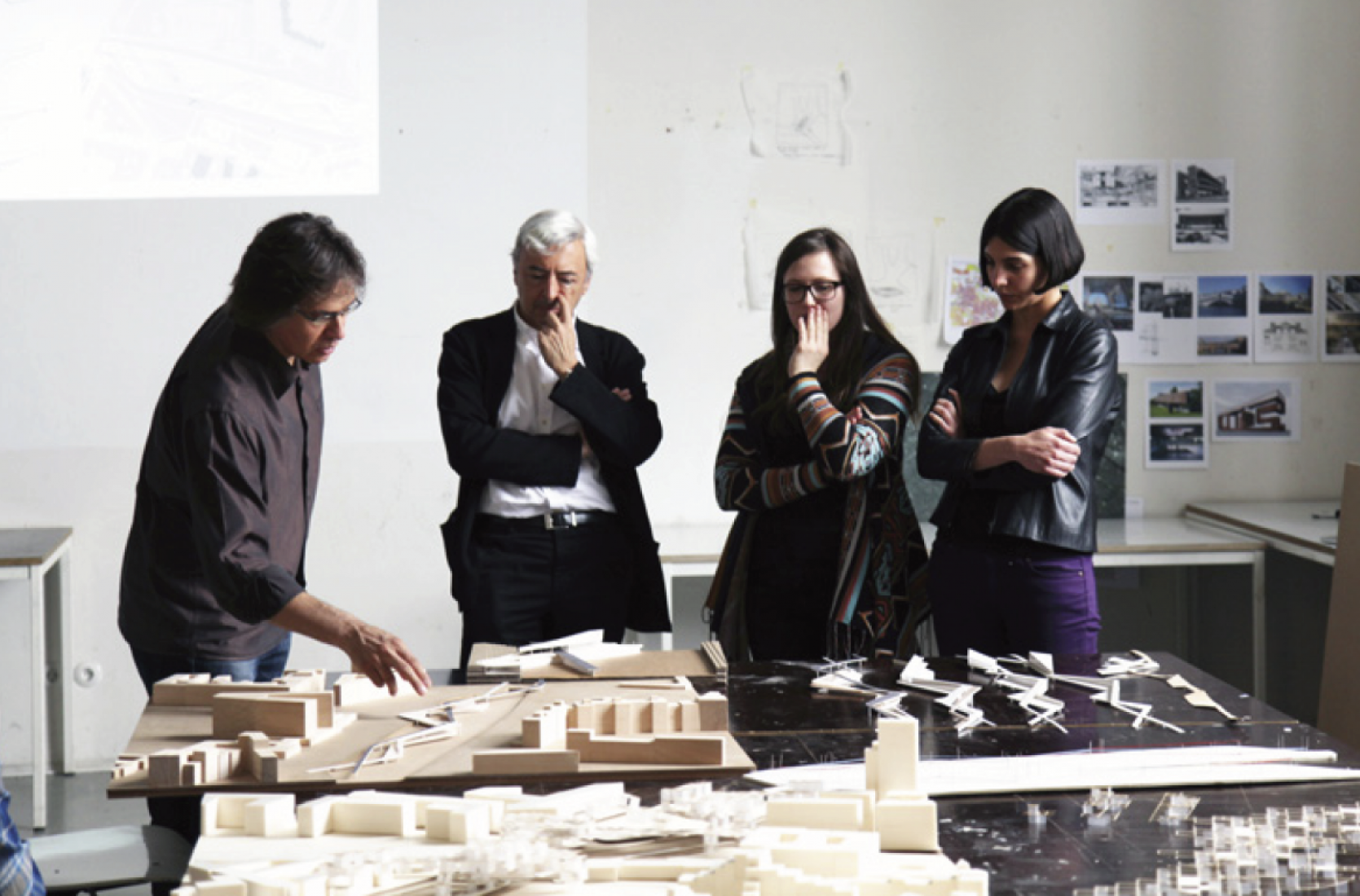 Enrique Sobejano en la Universidad. Imagen cortesía de Itinerant Office.