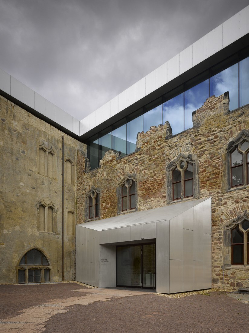 Ampliación del Museo Moritzburg en Halle por Nieto Sobejano. Imagen cortesía de Itinerant Office. Fotografía de Roland Halbe.