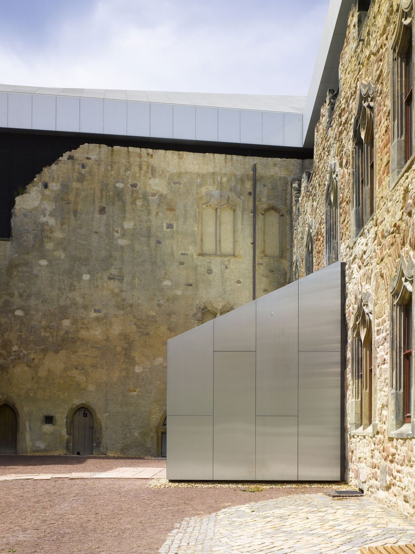 Ampliación del Museo Moritzburg en Halle por Nieto Sobejano. Imagen cortesía de Itinerant Office. Fotografía de Roland Halbe.