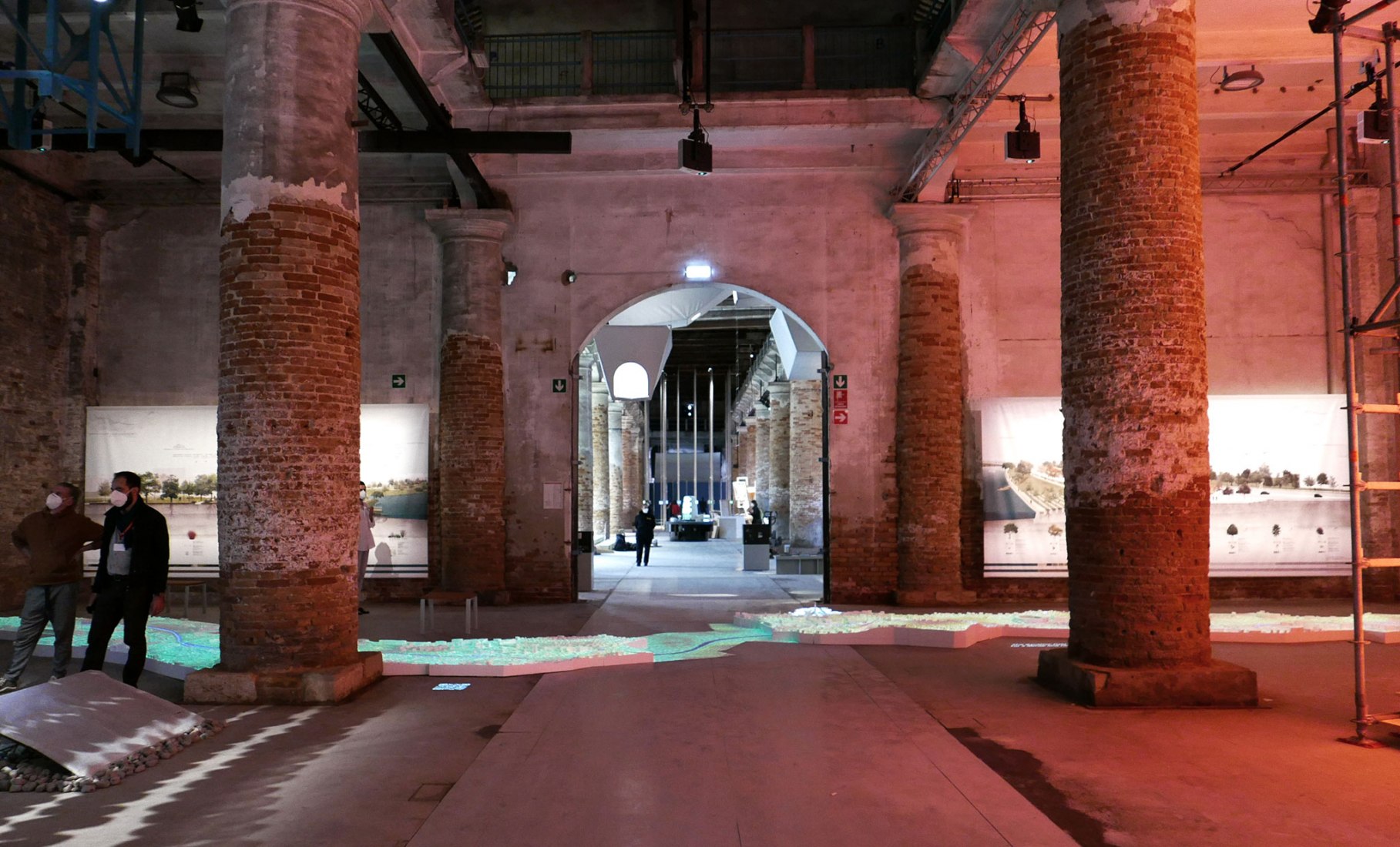 Instalación en el Bienal de Venecia del proyecto de regeneración fluvial del Rio Somes en Rumanía por PRÁCTICA Arquitectura. Fotografía cortesía PRÁCTICA Arquitectura