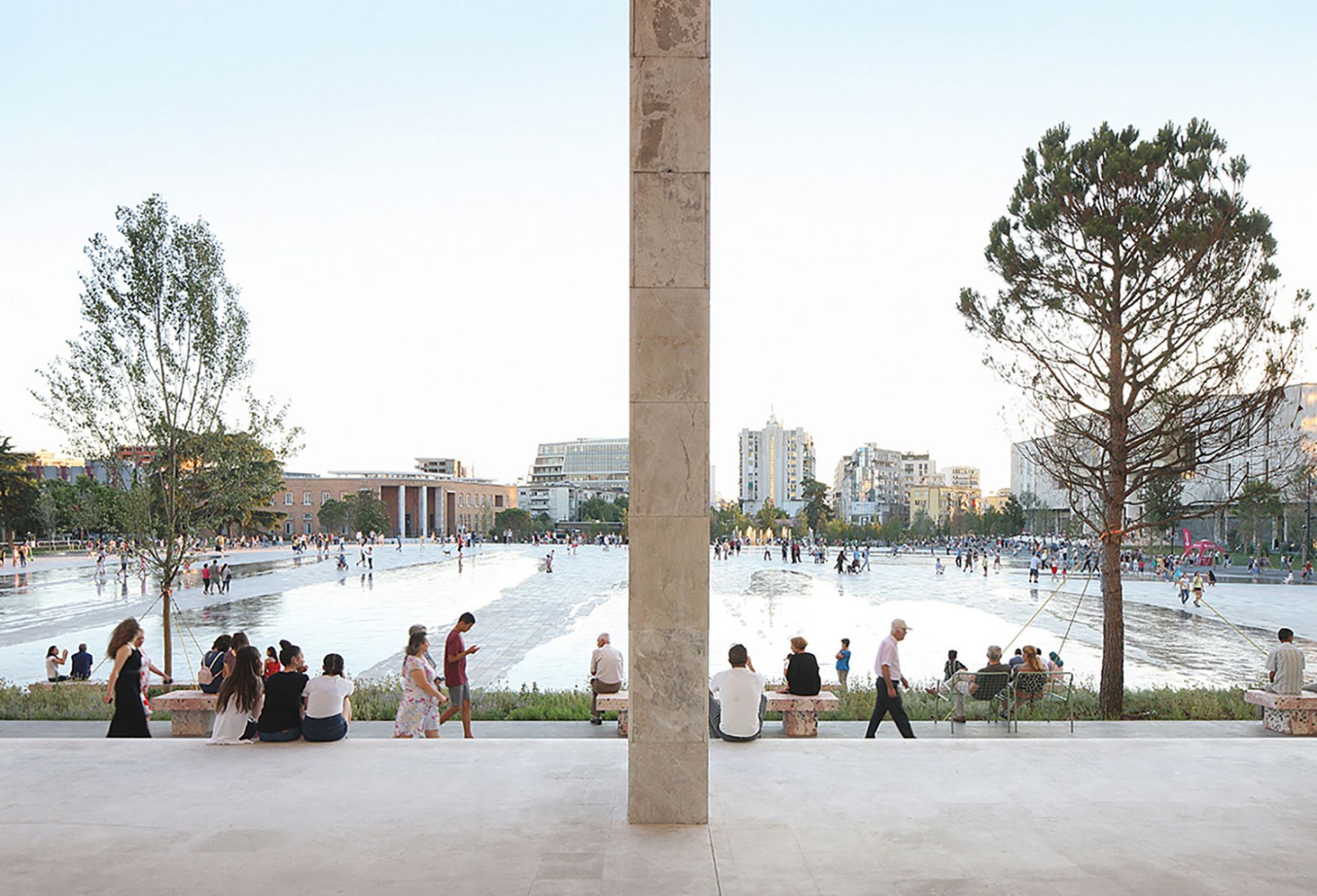 Plaza Skanderbeg. Renovación de la Plaza Skanderbeg por 51N4E. Ganador del Premio Europeo del espacio público 2018. Fotografía por Filip Dujardin