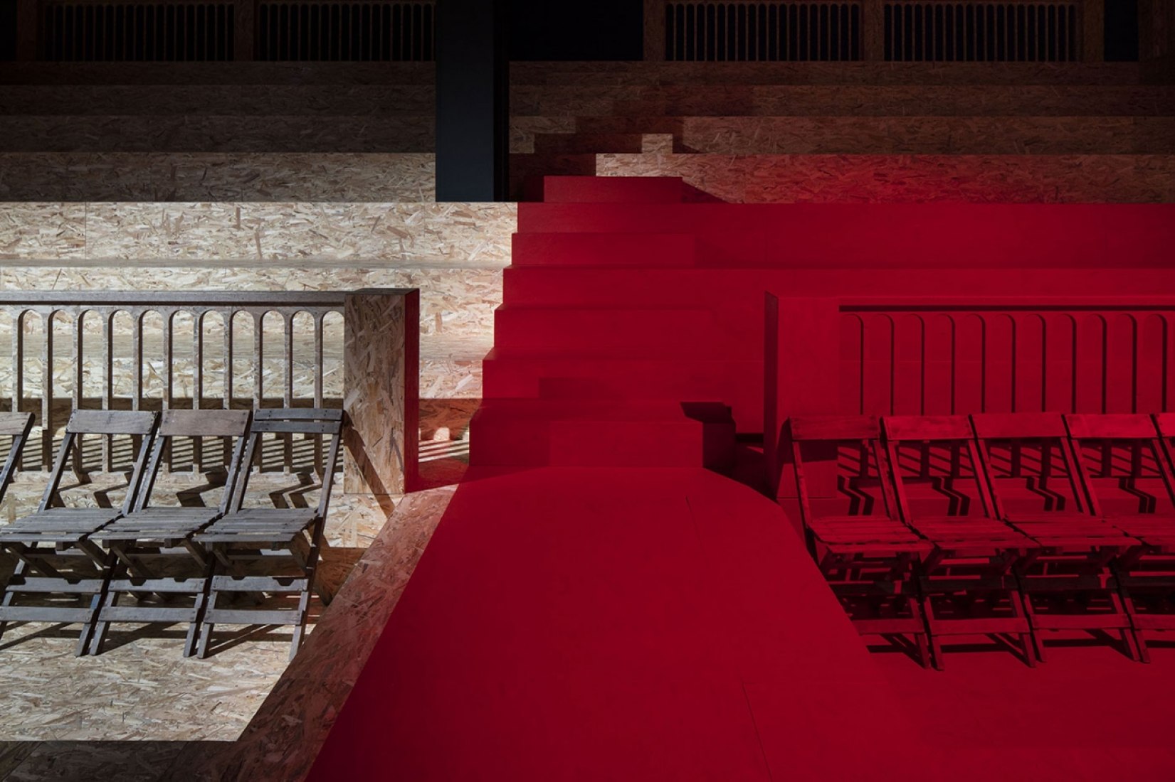 2016 OI Prada Pasarela Hombre y Mujer por OMA. Fotografía © OMA/Prada. Fotografiado por Agostino Osio. 