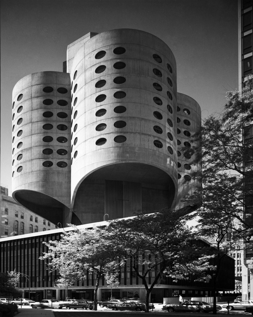 Vista exterior de Prentice Women’s Hospital, c. 1975. Fotografía @ Hedrich Blessing, cortesía de Chicago History Museum.