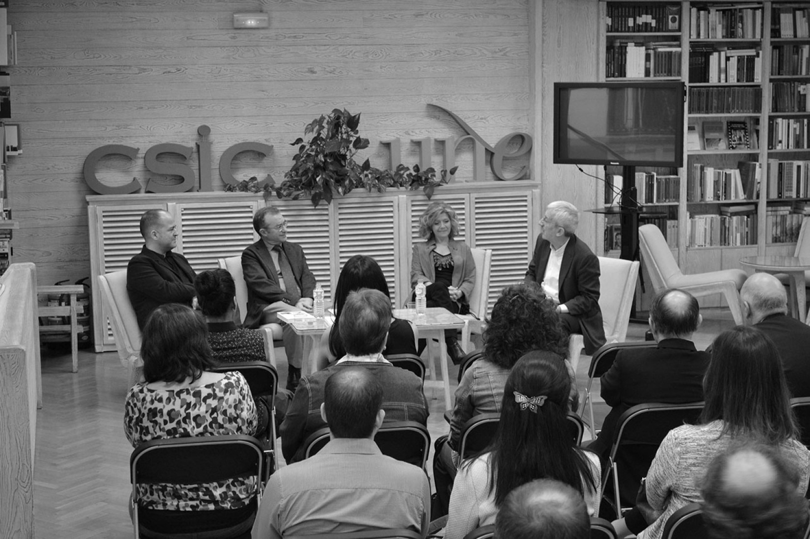 From left to right: José Juan Barba, Francisco Javier Gomez Espelosín, Pilar Chías and Luis Fernández Galiano. BOOK LAUNCH: 'Inventions: New York vs. Rem Koolhaas, Bernard Tschumi, Piranesi', by José Juan Barba. Photograph © Charo Parra fotografía for METALOCUS.