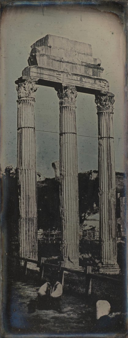 Fachada noroeste, Templo de Castor y Pólux, Roma, 1842. Foto de Joseph-Philibert Girault de Prangey.