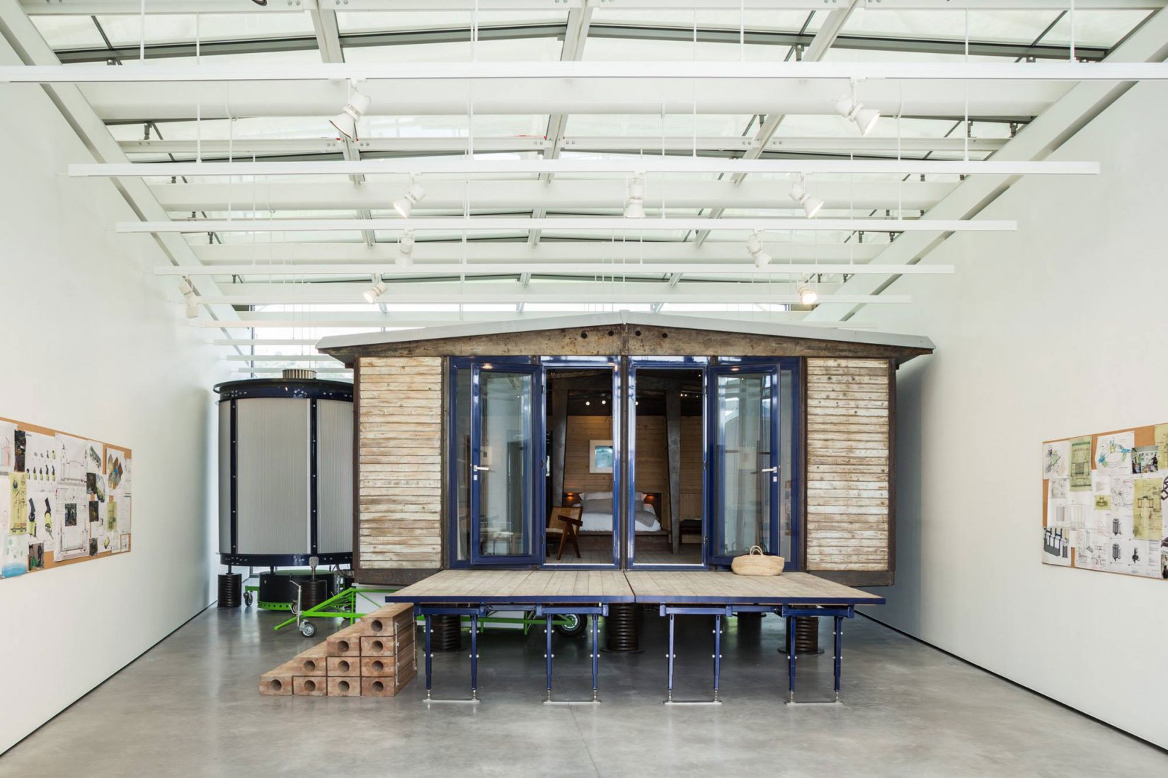 Casa empaquetad de 6x6 metros de Jean Prouvé, rediseñada por Rogers Stirk Harbour + Partners, en la galería de arte diseñada por Renzo Piano