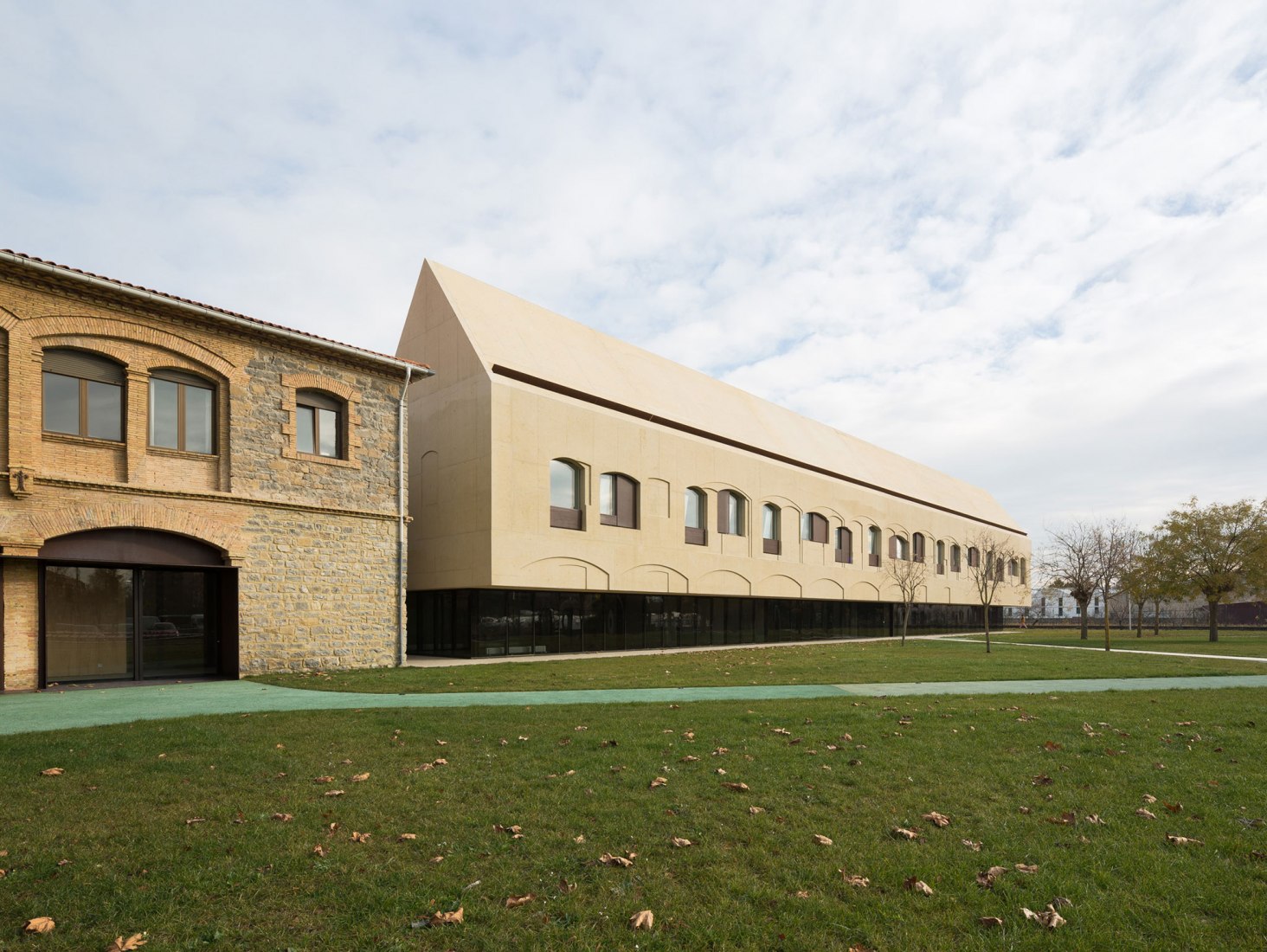 Vista exterior. Centro Psiquiátrico - Rehabilitación y ampliación por Vaillo+Irigaray Architects, Galar, Vélaz. Fotografía © Rubén P. Bescós 