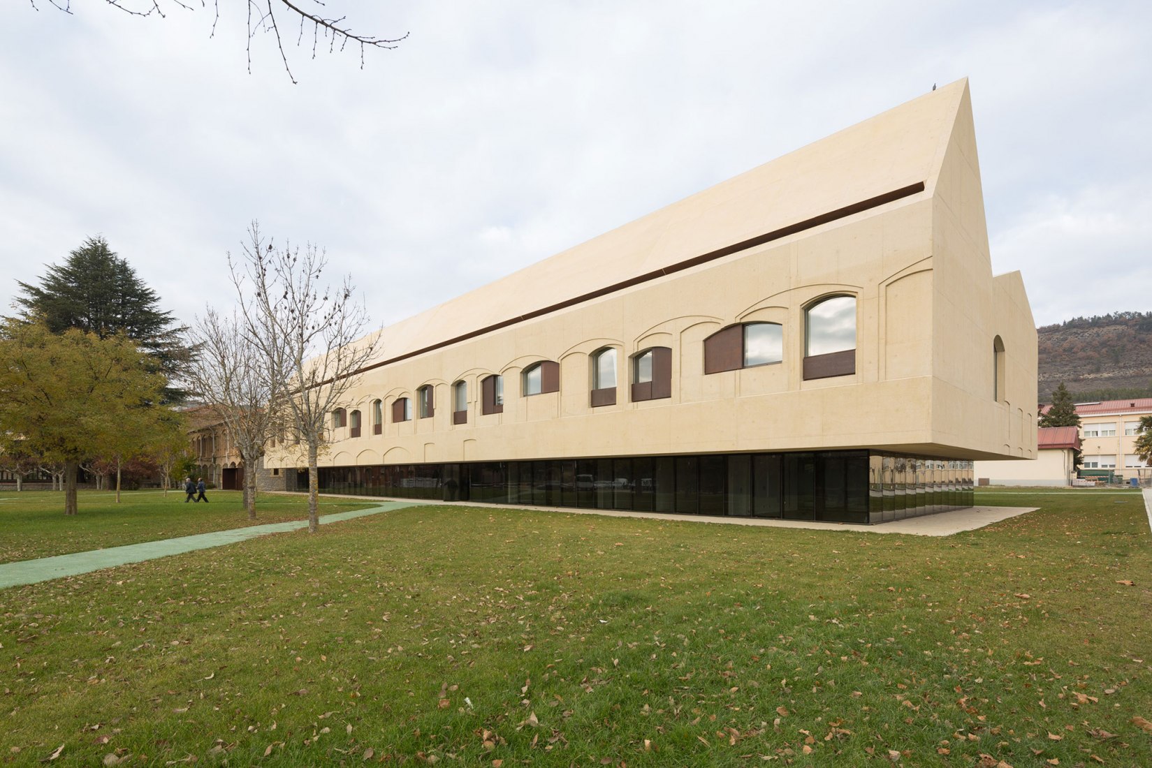 Vista exterior. Centro Psiquiátrico - Rehabilitación y ampliación por Vaillo+Irigaray Architects, Galar, Vélaz. Fotografía © Rubén P. Bescós 