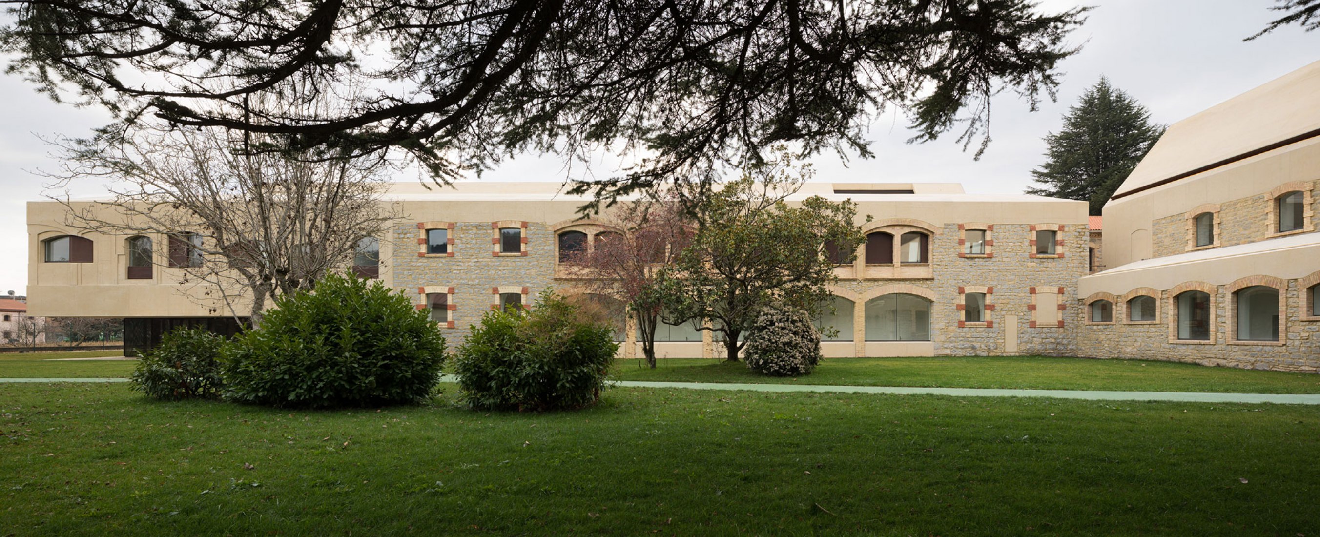 Vista exterior. Centro Psiquiátrico - Rehabilitación y ampliación por Vaillo+Irigaray Architects, Galar, Vélaz. Fotografía © Rubén P. Bescós 