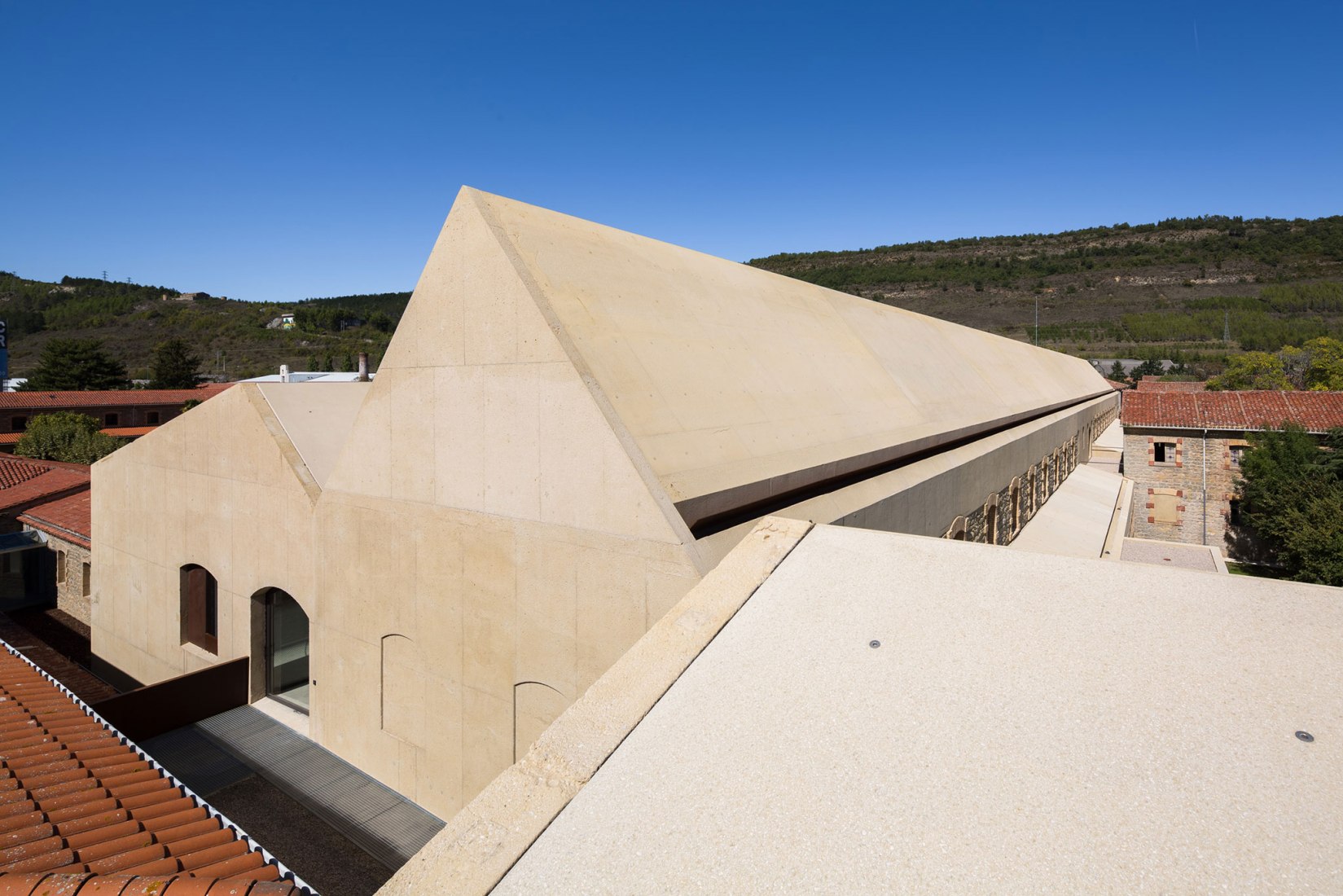 Vista desde las cubiertas. Centro Psiquiátrico - Rehabilitación y ampliación por Vaillo+Irigaray Architects, Galar, Vélaz. Fotografía © Rubén P. Bescós 