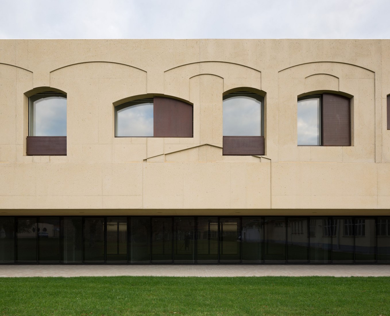 Detalle de fachada. Centro Psiquiátrico - Rehabilitación y ampliación por Vaillo+Irigaray Architects, Galar, Vélaz. Fotografía © Rubén P. Bescós 