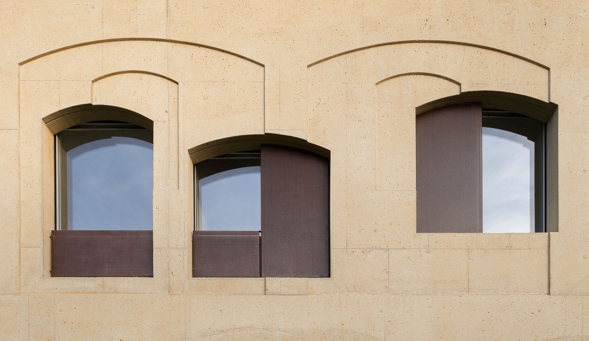 Detalle de fachada. Centro Psiquiátrico - Rehabilitación y ampliación por Vaillo+Irigaray Architects, Galar, Vélaz. Fotografía © Rubén P. Bescós 