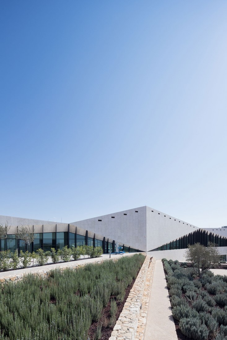 Vista exterior. El Museo Palestino por Heneghan Peng Arquitects. Birzeit, Palestina. Fotografía © Iwan Baan. Imagen cortesía de Heneghan Peng Arquitects