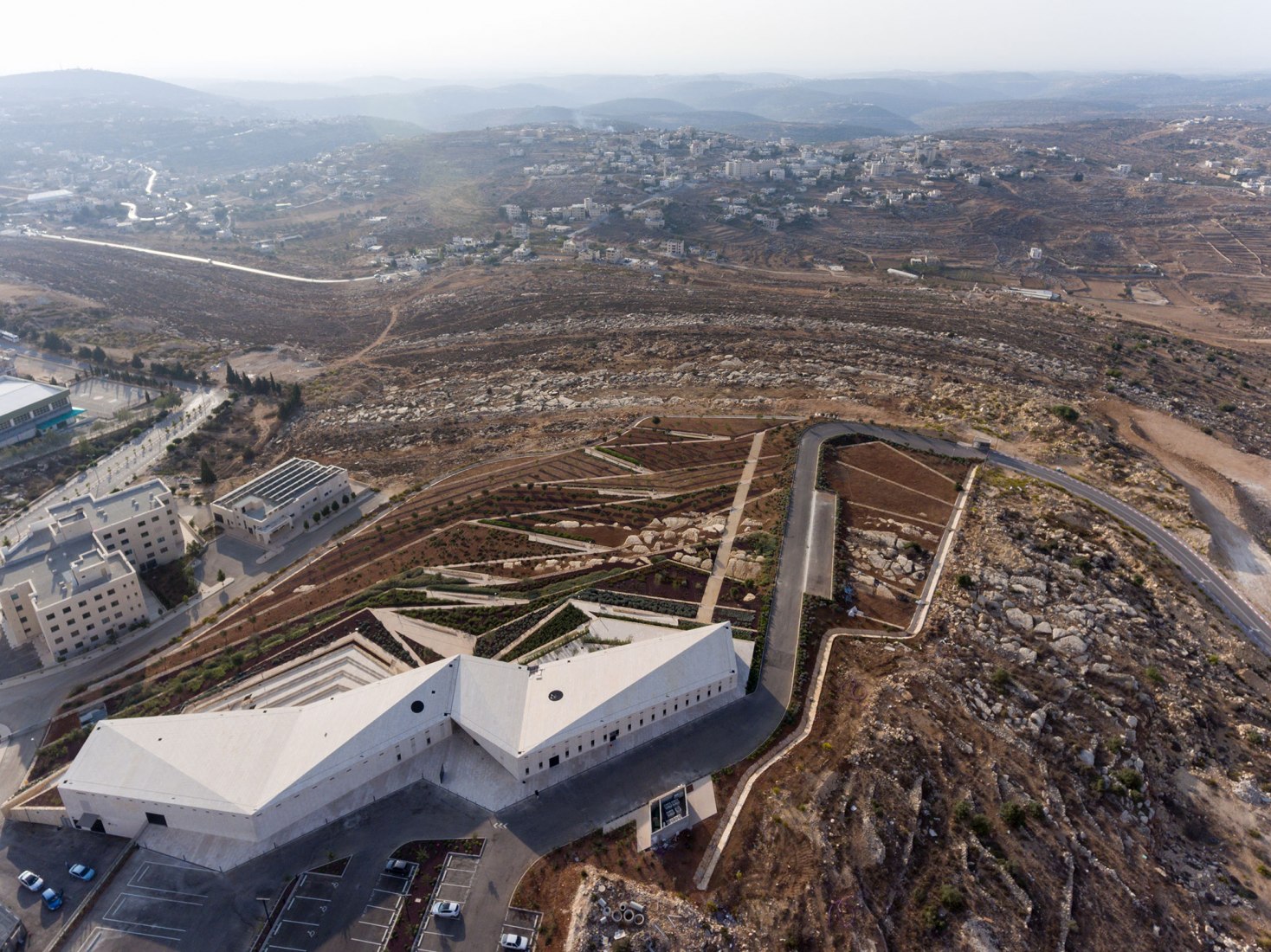 Vista general. El Museo Palestino por Heneghan Peng Arquitects. Birzeit, Palestina. Fotografía © Iwan Baan. Imagen cortesía de Heneghan Peng Arquitects