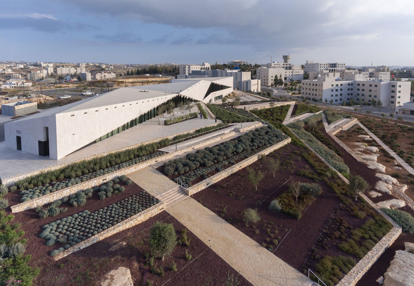 Overview. The Palestinian Museum by Heneghan Peng Arquitects. Birzeit, Palestine. Photograpy © Iwan Baan. Image courtesy of Heneghan Peng Arquitects.