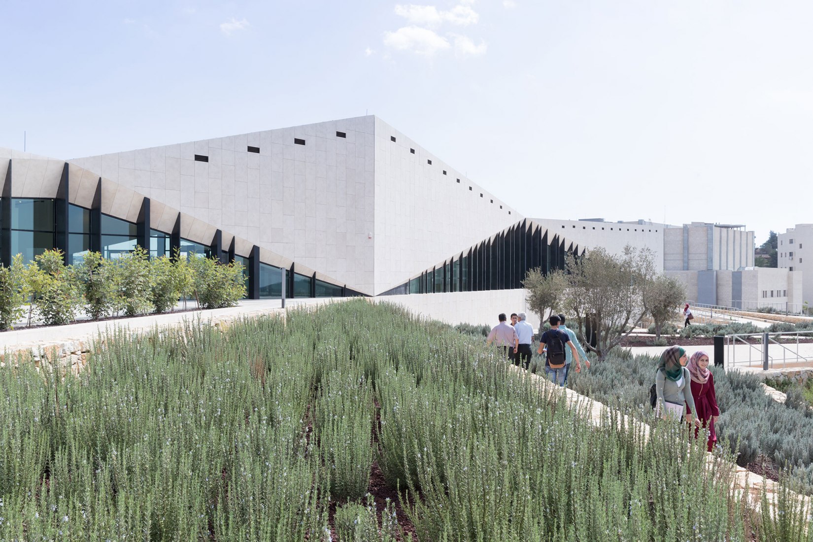 Vista exterior. El Museo Palestino por Heneghan Peng Arquitects. Birzeit, Palestina. Fotografía © Iwan Baan. Imagen cortesía de Heneghan Peng Arquitects