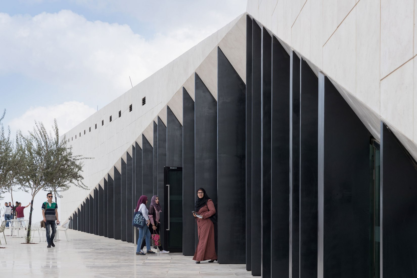 Entrada. El Museo Palestino por Heneghan Peng Arquitects. Birzeit, Palestina. Fotografía © Iwan Baan. Imagen cortesía de Heneghan Peng Arquitects