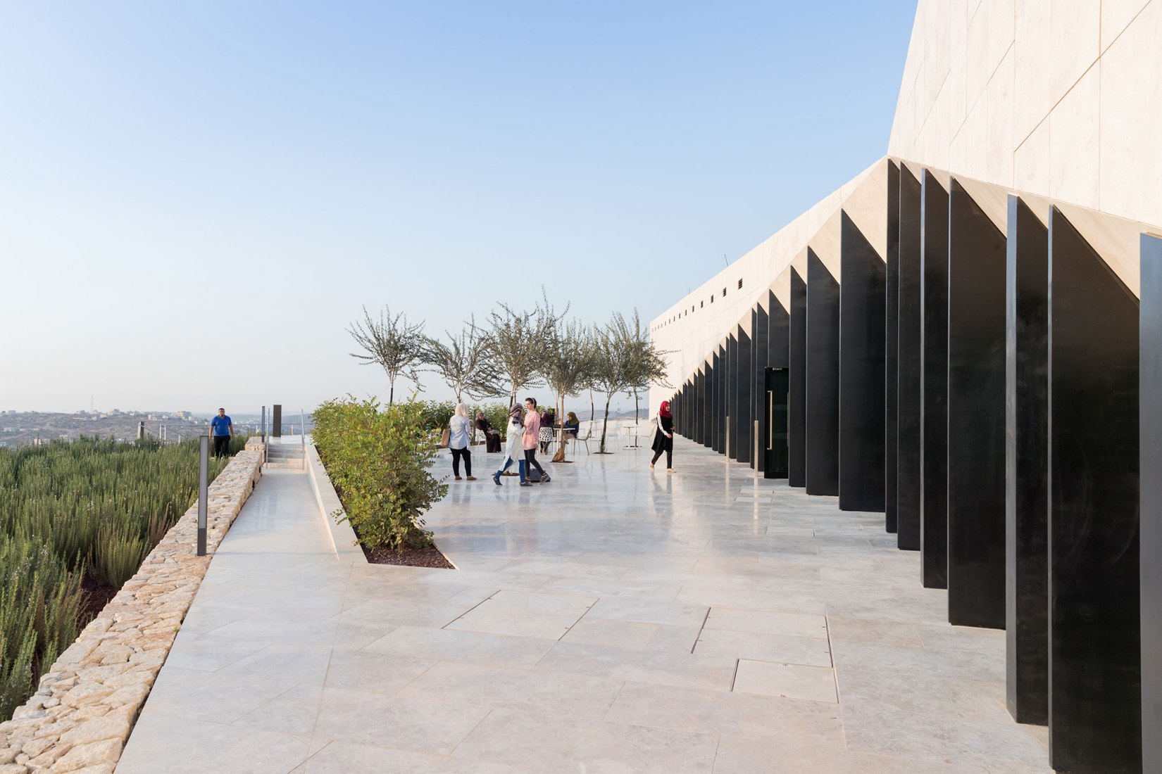El Museo Palestino por Heneghan Peng Arquitects. Birzeit, Palestina. Fotografía © Iwan Baan. Imagen cortesía de Heneghan Peng Arquitects