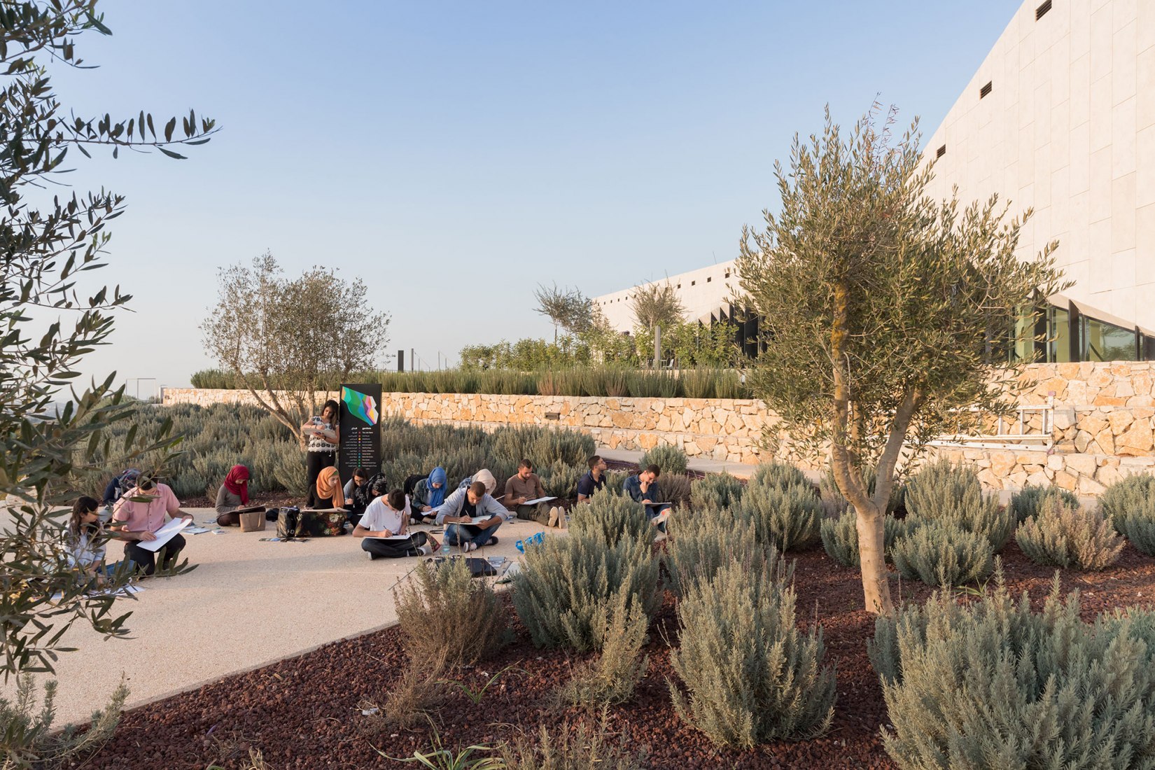 El Museo Palestino por Heneghan Peng Arquitects. Birzeit, Palestina. Fotografía © Iwan Baan. Imagen cortesía de Heneghan Peng Arquitects