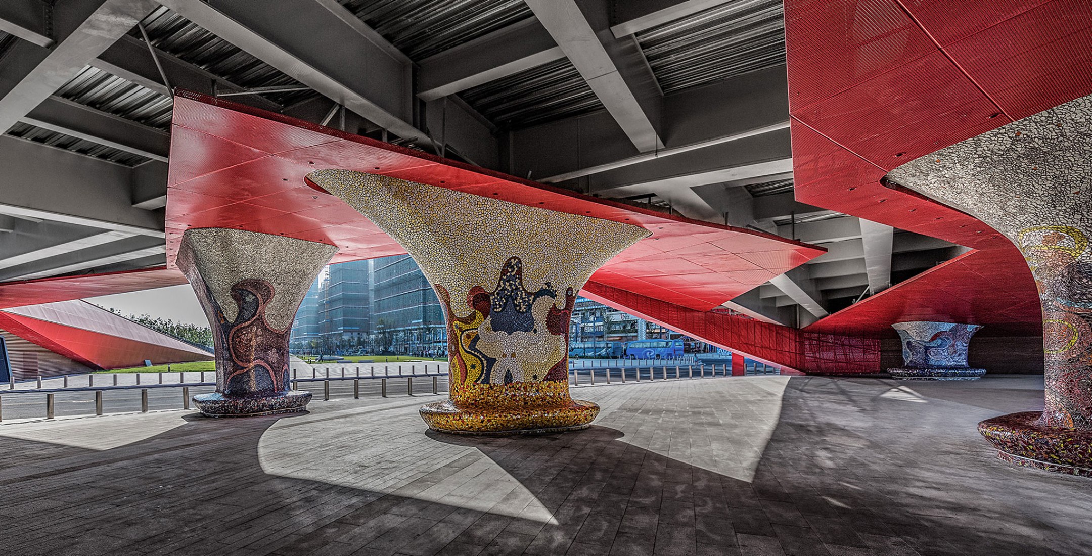 Arte del mosaico de cerámica de Antonio Gaudí. Qingdao Wanda Victoria Bay Xifeng Bridge por PT Architecture Design. Fotografía © PT Landscape