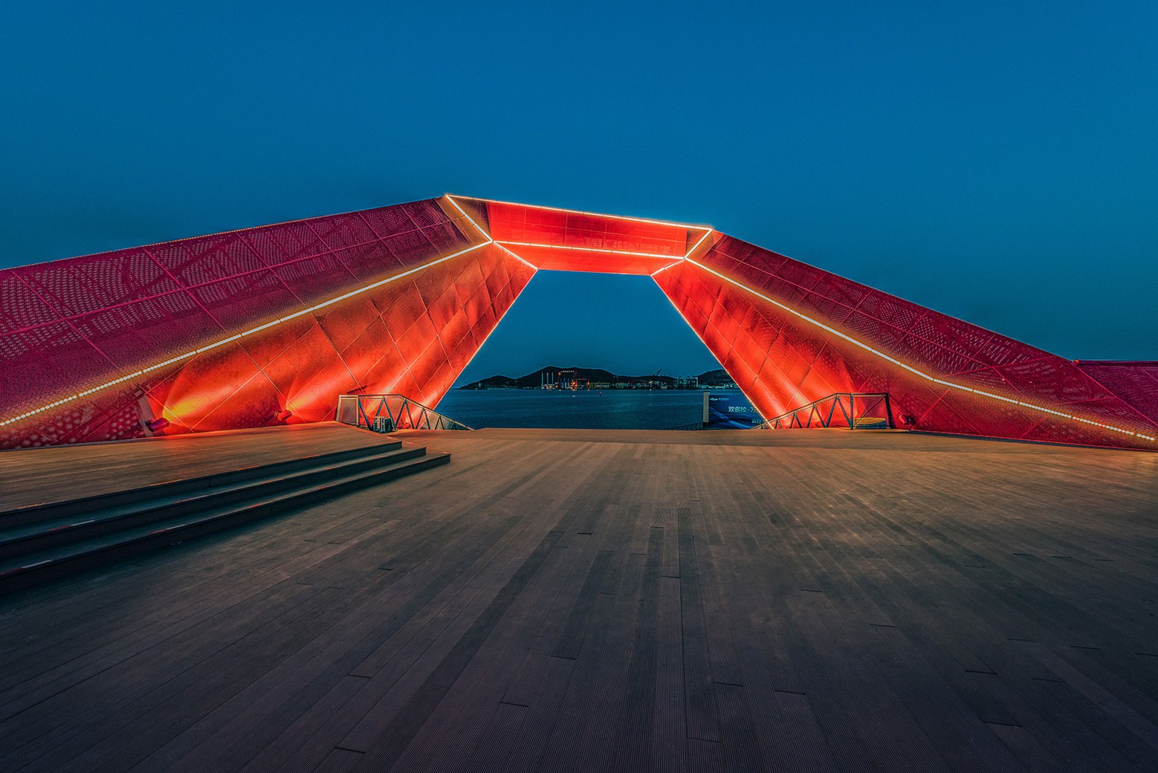 Vista nocturna exterior. Qingdao Wanda Victoria Bay Xifeng Bridge por PT Architecture Design. Fotografía © PT Landscape