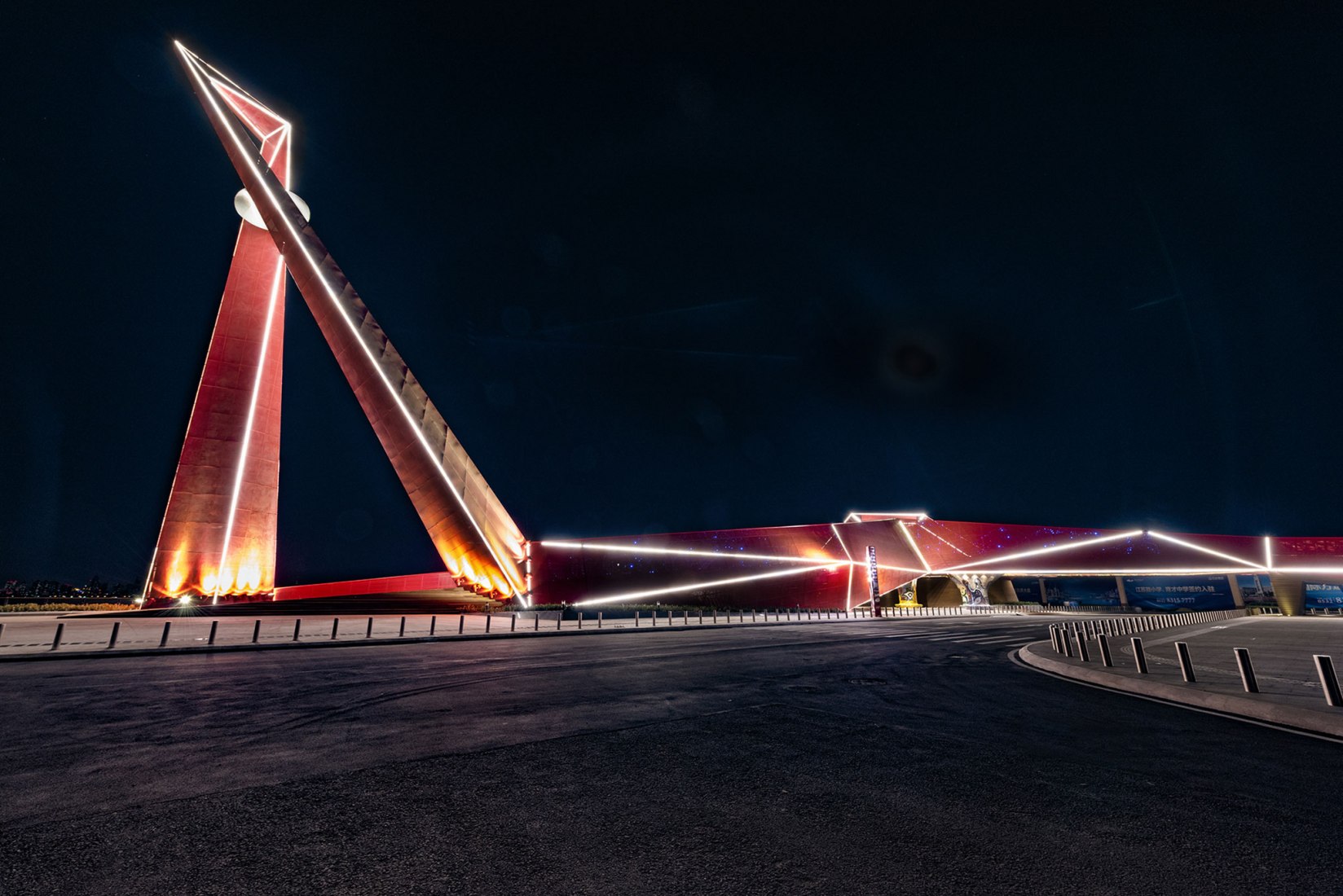 Vista nocturna exterior. Qingdao Wanda Victoria Bay Xifeng Bridge por PT Architecture Design. Fotografía © PT Landscape