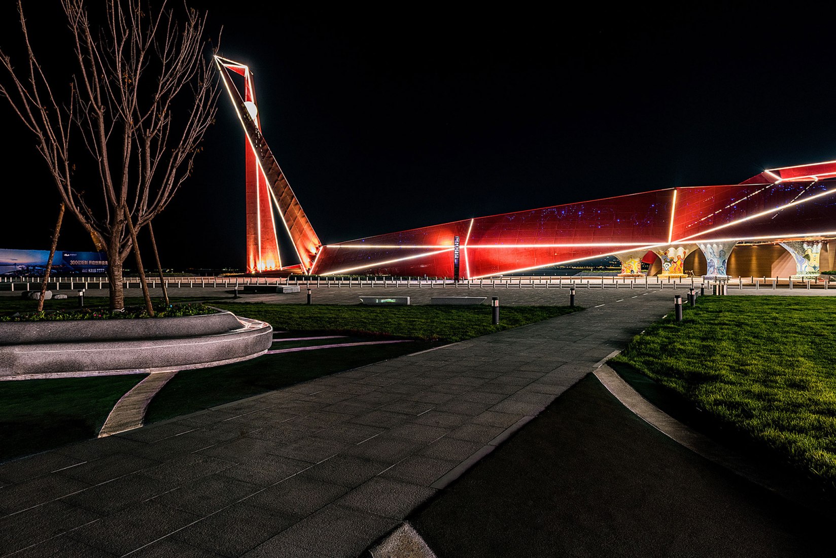 Vista nocturna exterior. Qingdao Wanda Victoria Bay Xifeng Bridge por PT Architecture Design. Fotografía © PT Landscape