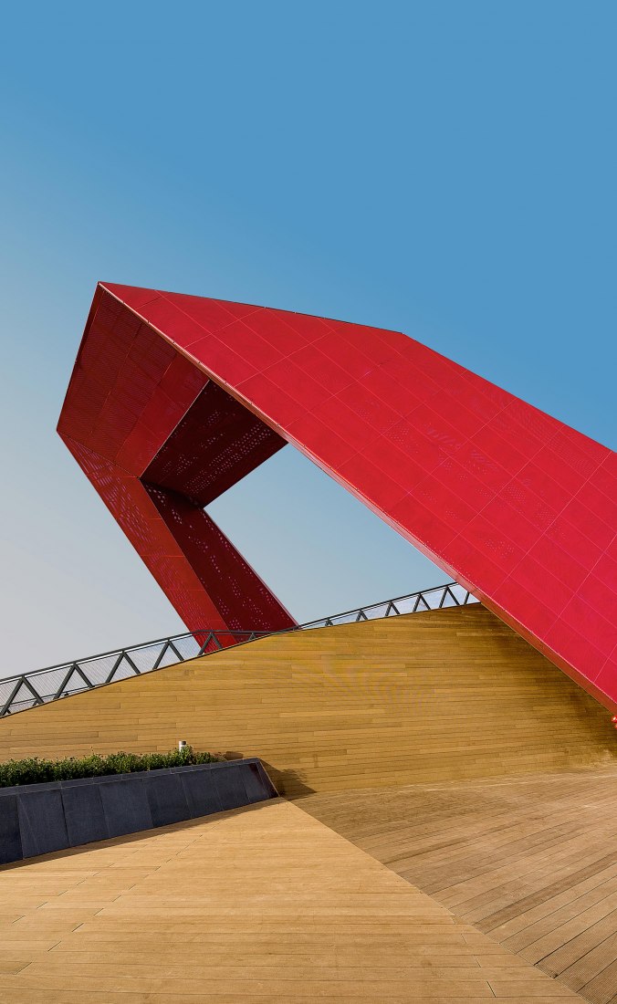 Combinación de rojo y madera. Qingdao Wanda Victoria Bay Xifeng Bridge por PT Architecture Design. Fotografía © PT Landscape