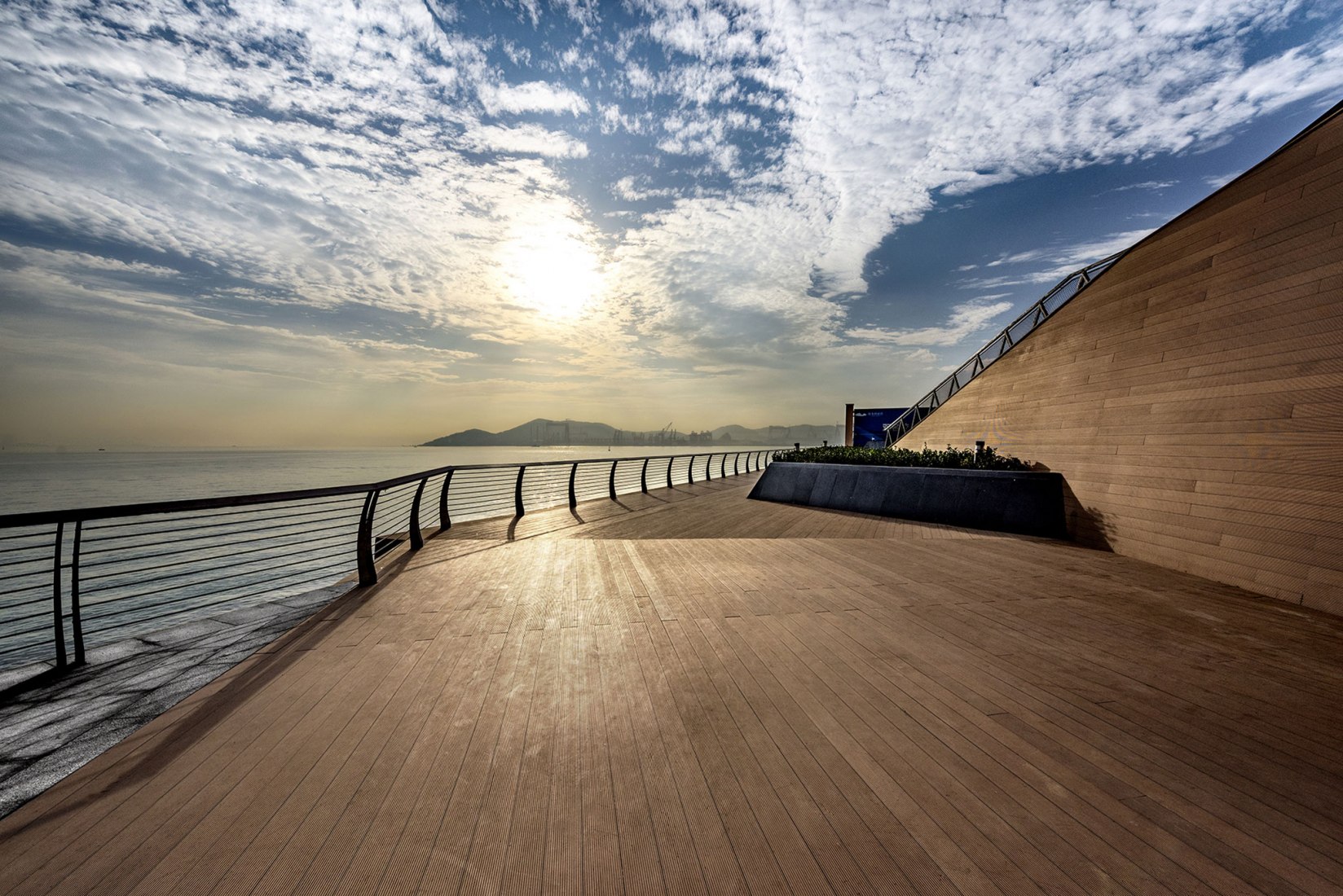 Atardecer. Qingdao Wanda Victoria Bay Xifeng Bridge por PT Architecture Design. Fotografía © PT Landscape