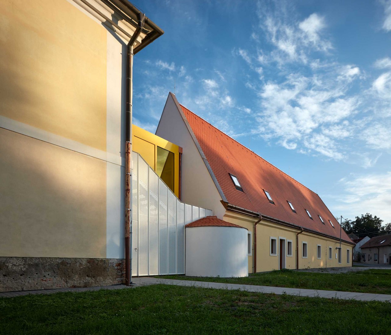 Elementary School Vřesovice. Reconstruction of Baroque Rectory by Public Atelier and FUUZE. Photograph by BoysPlayNice 