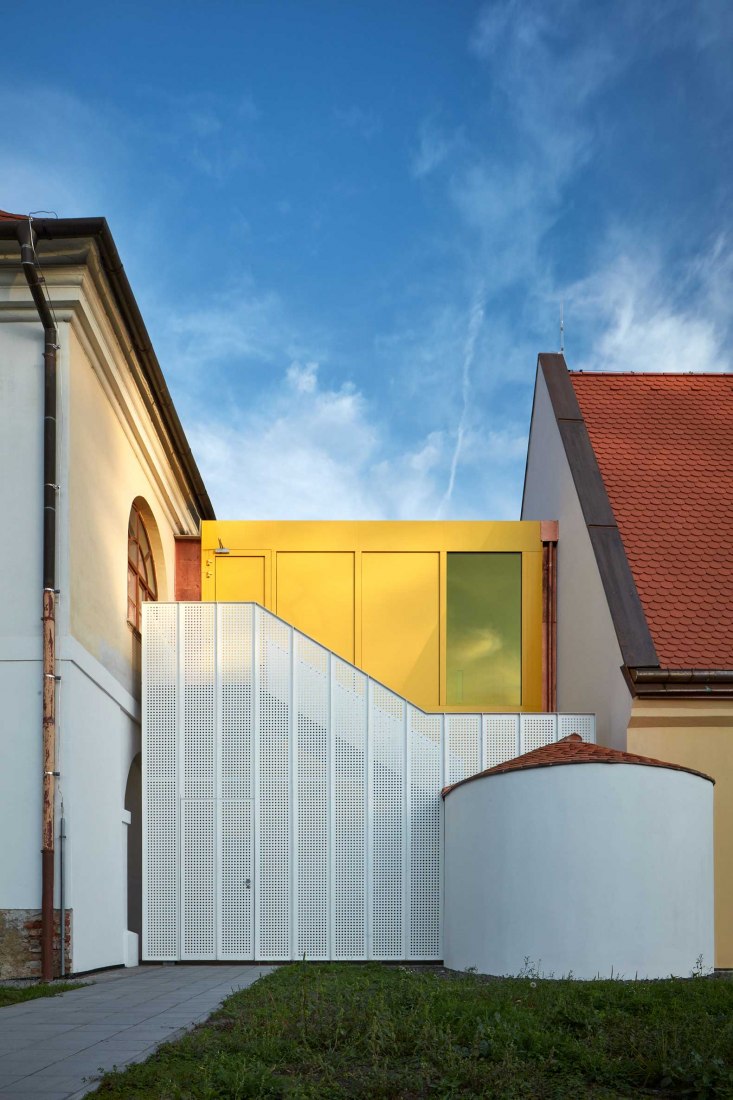 Elementary School Vřesovice. Reconstruction of Baroque Rectory by Public Atelier and FUUZE. Photograph by BoysPlayNice 