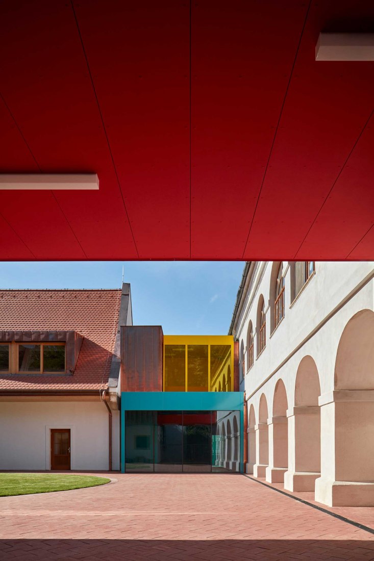 Elementary School Vřesovice. Reconstruction of Baroque Rectory by Public Atelier and FUUZE. Photograph by BoysPlayNice 