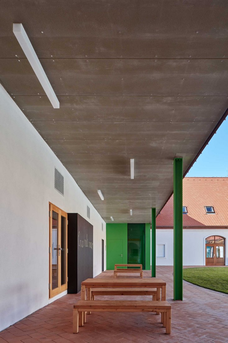 Elementary School Vřesovice. Reconstruction of Baroque Rectory by Public Atelier and FUUZE. Photograph by BoysPlayNice 