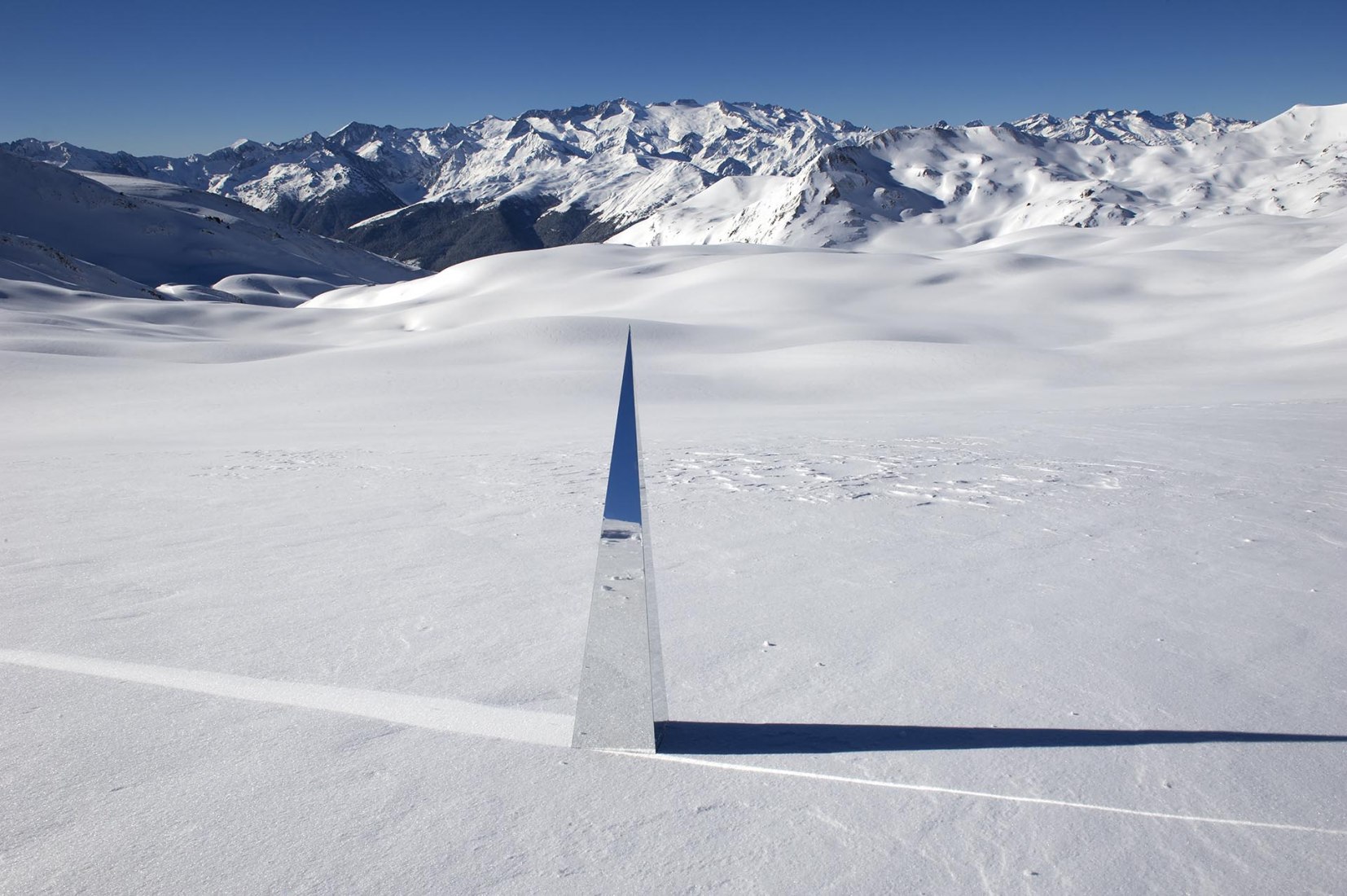 «Pirámide» por Rachel Valdés, 2015. Instalación en los Pirineos. Imagen cortesía de Rachel Valdés.
