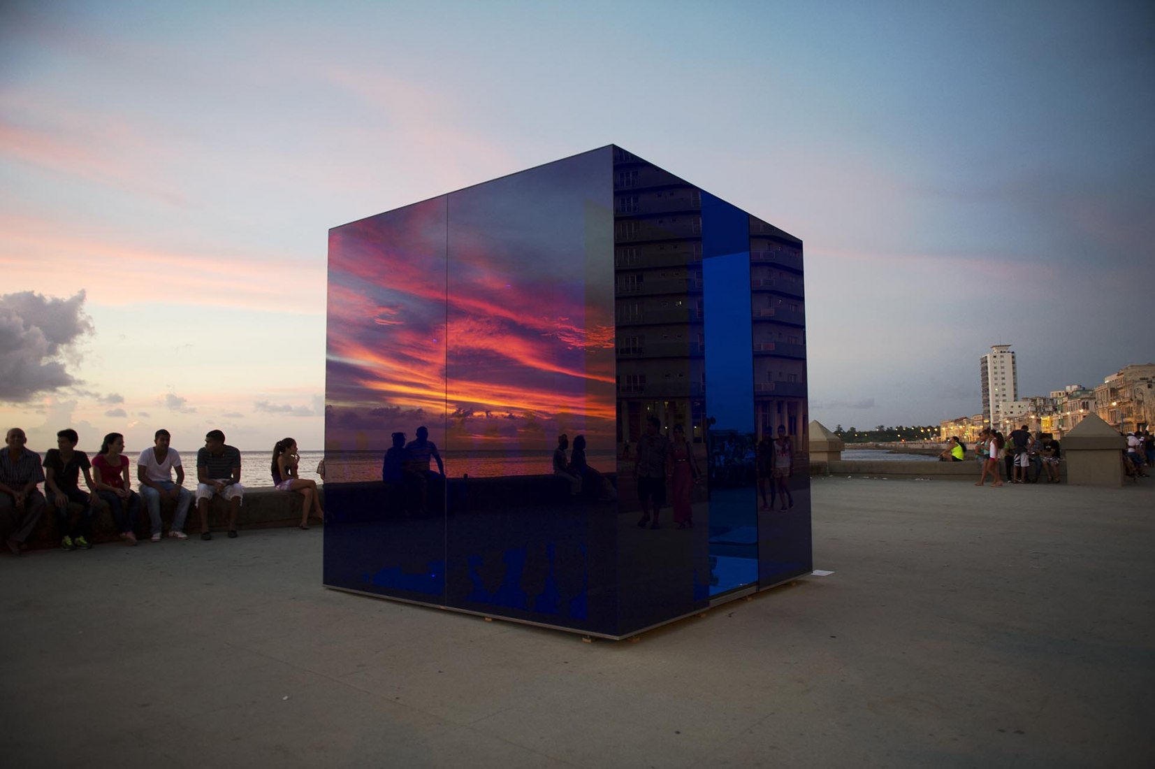 «Cubo azul» por Rachel Valdés, 2015. Instalación en La Habana. Imagen cortesía de Rachel Valdés.