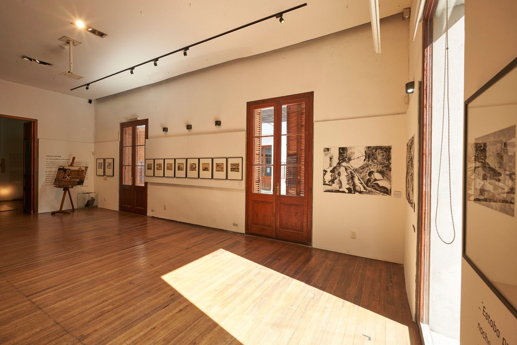 Vista de sala. «Del Terror. Uruguay 1973-1984» por Rafael Lorente. Fotografía por Alvaro Zinno.