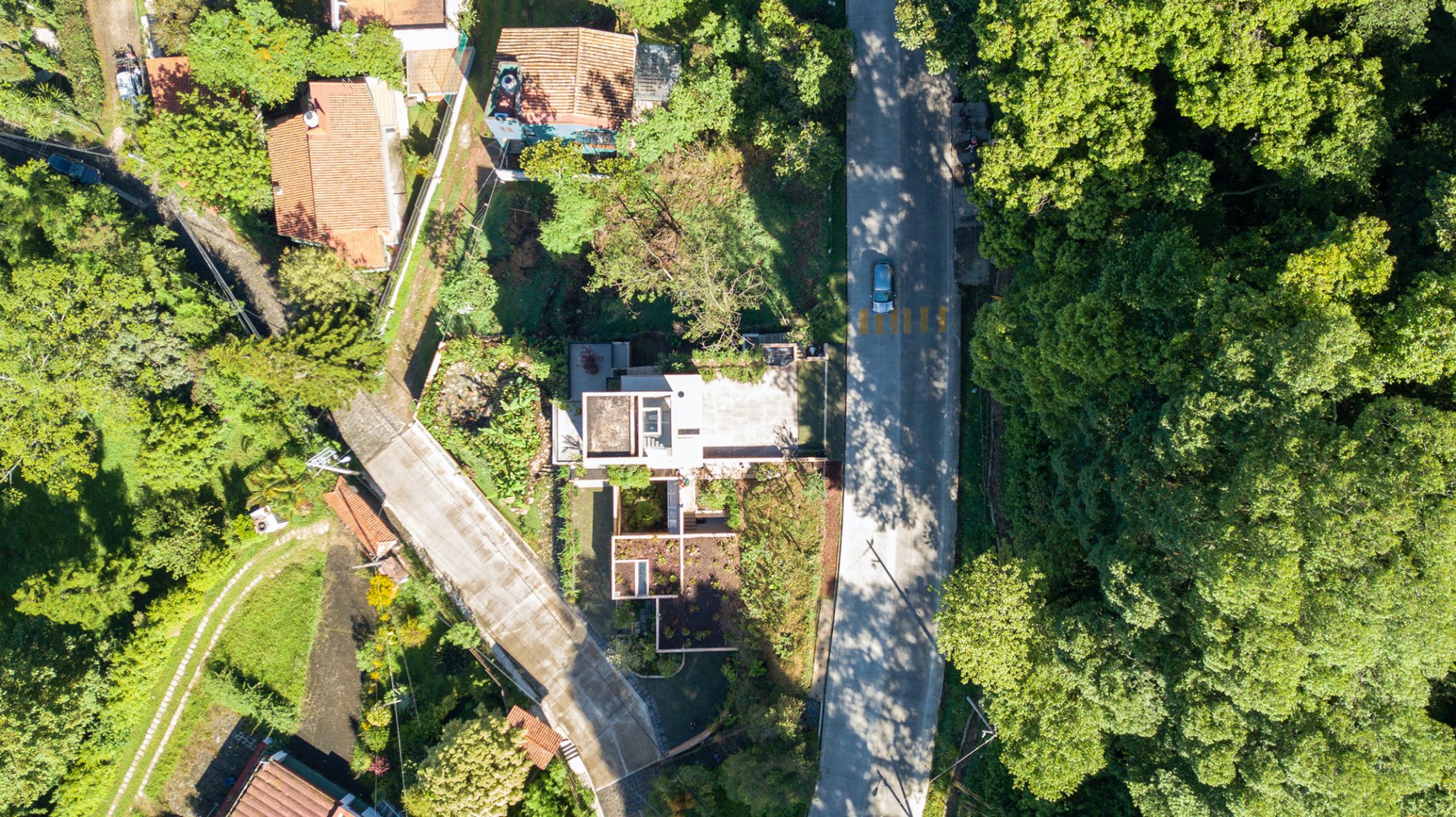 Zoncuantla apartments by Rafael Pardo. Photography by Naser Nader Ibrahim