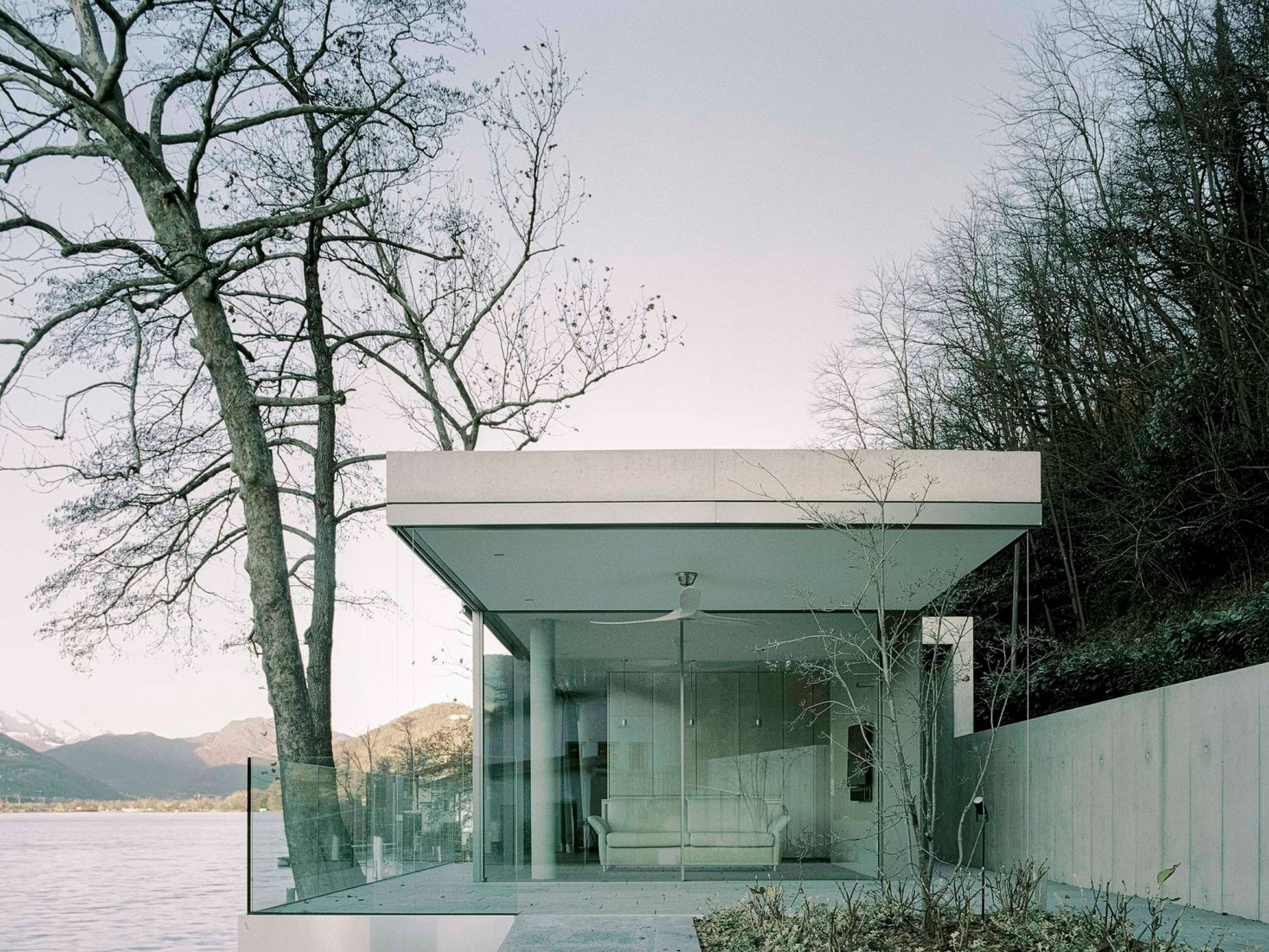 Holiday residence renovation in Lugano Lake by Raffaele Cammarata architect. Photograph by Simone Bossi