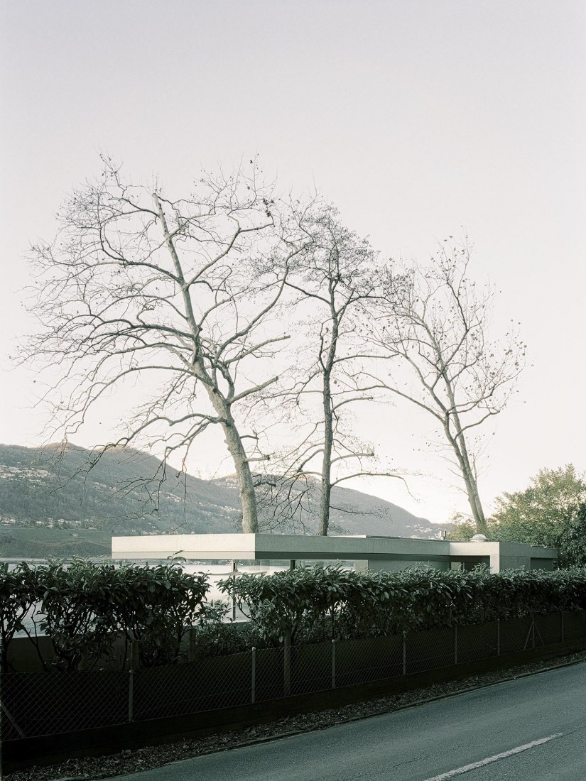 Reforma de una vivienda de vacaciones en el lago de Lugano por Raffaele Cammarata arquitecto. Fotografía por Simone Bossi.