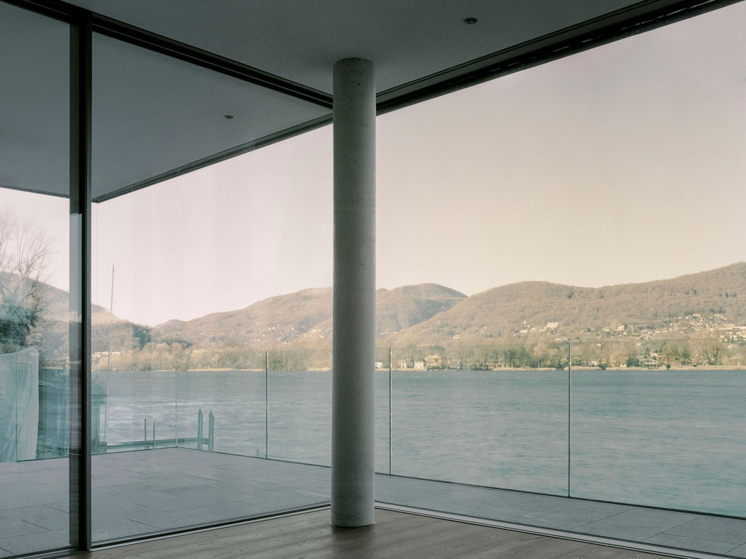 Holiday residence renovation in Lugano Lake by Raffaele Cammarata architect. Photograph by Simone Bossi